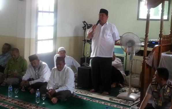 Wakil Gubernur dalam sambutannya pada Safari Jumat di Masjid Al Furqon Desa Tiram Tukak Sadai Bangka Selatan, Jumat 20 November 2015