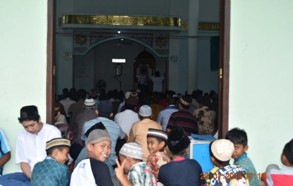 Antusiasme masyarakat Desa Maras Senang Bakam Kabupaten Bangka pada sholat Jumat bersama Gubernur Jumat, 22 Januari 2016